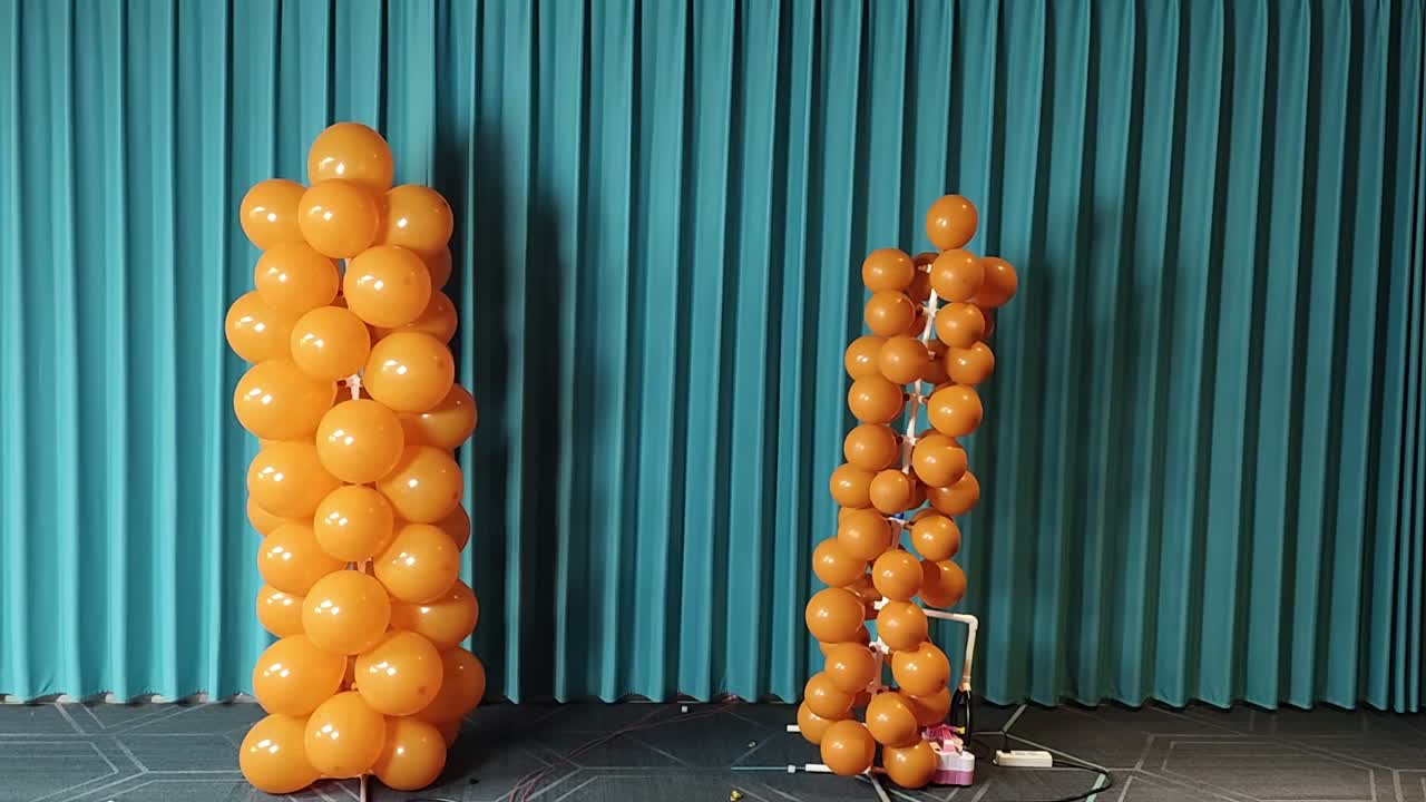 Automatic inflatable balloon arch video cover