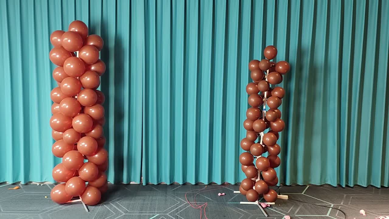 Automatic inflatable balloon arch video cover
